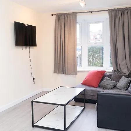 Beautiful 4 Single Bedroom House Holiday home Dagenham