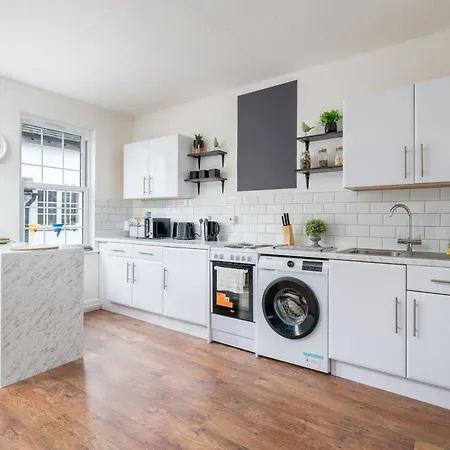 Stylish In The Heart Of Kingston Town Centre * Kingston upon Thames (Greater London)