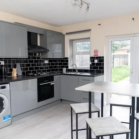 Holiday home Beautiful 4 Single Bedroom House Dagenham