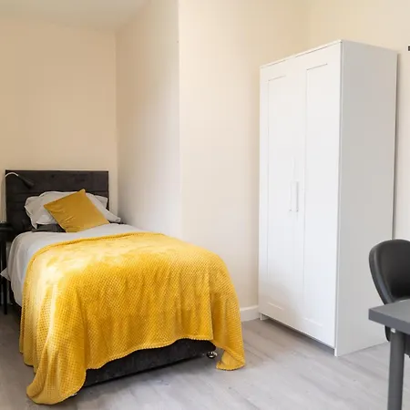 Beautiful 4 Single Bedroom House * Dagenham