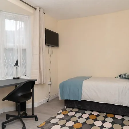 Beautiful 4 Single Bedroom House Holiday home Dagenham