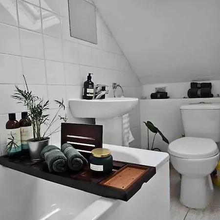Cosy And Quiet One Bedroom Thames Flat * London