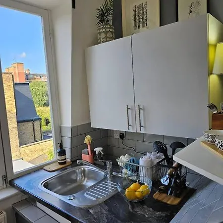 Cosy And Quiet One Bedroom Thames Flat