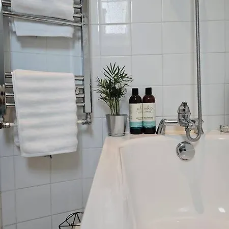 Cosy And Quiet One Bedroom Thames Flat