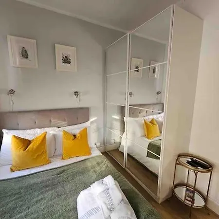 Beautiful And Spacious Flat Apartment