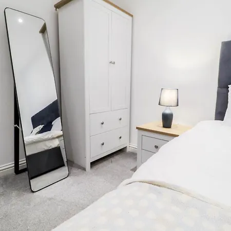 Stylish 1 Bedroom In Apartment *