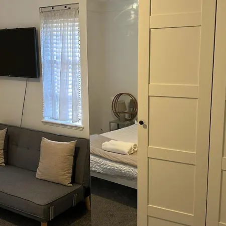 Wandsworth, South Deluxe King 3 Homestay