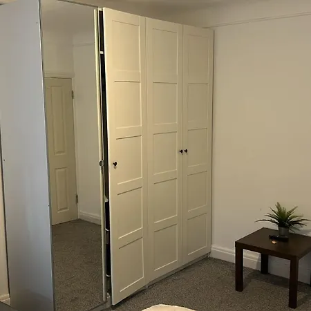 Wandsworth, South Deluxe King 3 *