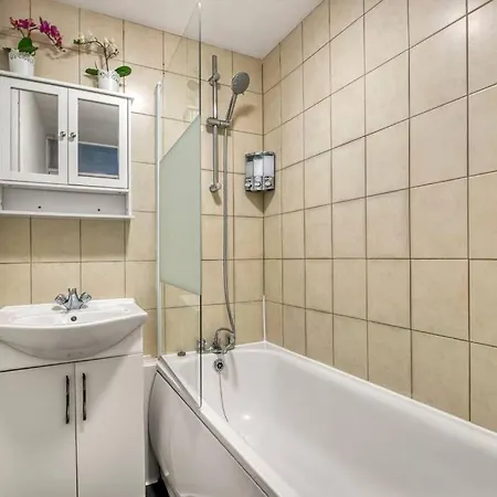 Peaceful 2-bed South Bank London