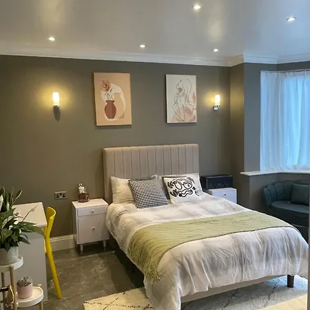 Modern Huge Double With Private Bathroom In Colindale *