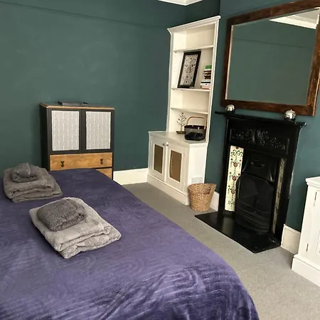 Apartment 2 Bedrooms With Private Garden Walking Distance To Underground Ideal For Families