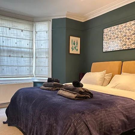 2 Bedrooms With Private Garden Walking Distance To Underground Ideal For Families Apartment