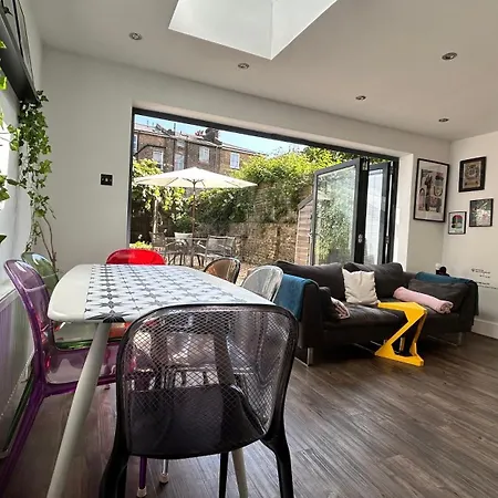 Appartement 2 Bedrooms With Private Garden Walking Distance To Underground Ideal For Families
