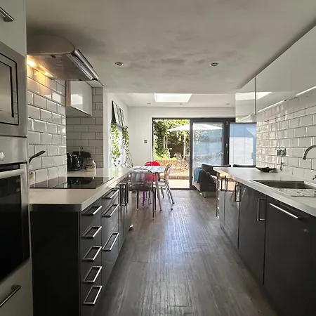 2 Bedrooms With Private Garden Walking Distance To Underground Ideal For Families London