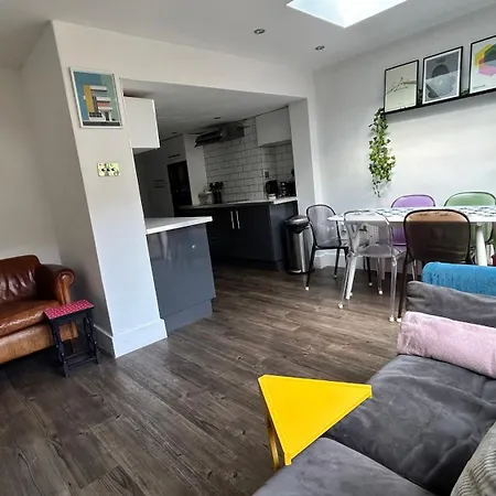 2 Bedrooms With Private Garden Walking Distance To Underground Ideal For Families