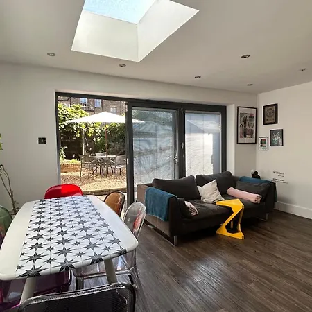 2 Bedrooms With Private Garden Walking Distance To Underground Ideal For Families * London