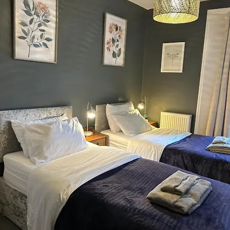 2 Bedrooms With Private Garden Walking Distance To Underground Ideal For Families Appartement