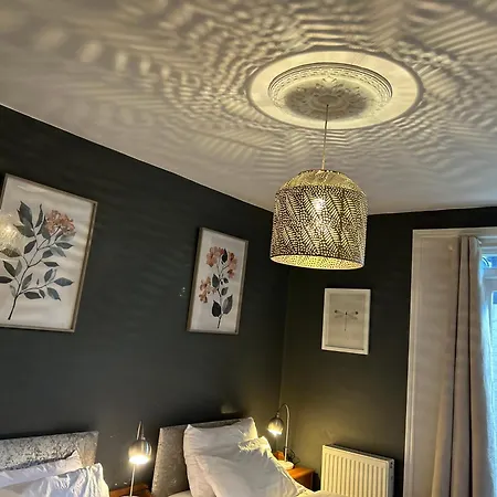 2 Bedrooms With Private Garden Walking Distance To Underground Ideal For Families Apartment London