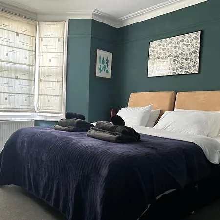 2 Bedrooms With Private Garden Walking Distance To Underground Ideal For Families