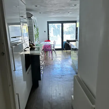 2 Bedrooms With Private Garden Walking Distance To Underground Ideal For Families Appartement *