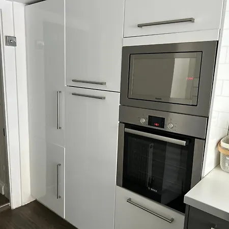 2 Bedrooms With Private Garden Walking Distance To Underground Ideal For Families * London