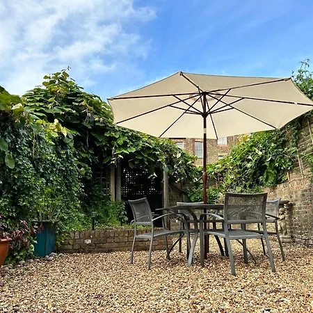 2 Bedrooms With Private Garden Walking Distance To Underground Ideal For Families *