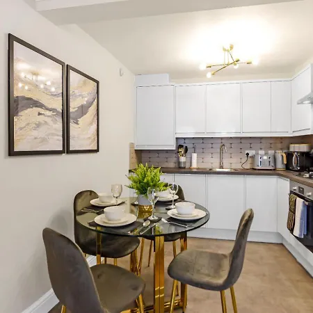 Charm: Stylish & Comfy 2br Flat In * London