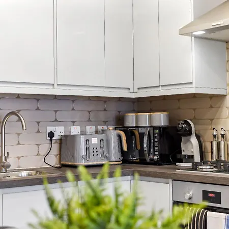 Charm: Stylish & Comfy 2br Flat In London