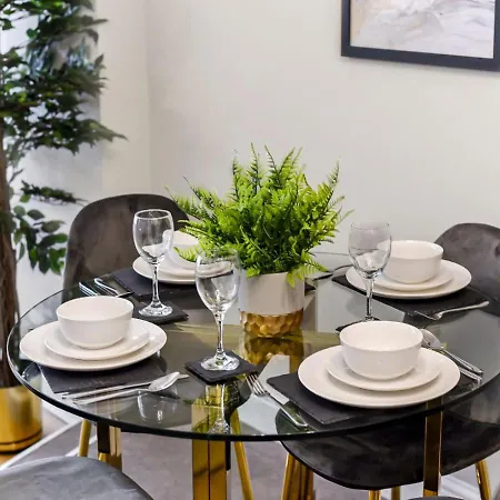 Charm: Stylish & Comfy 2br Flat In