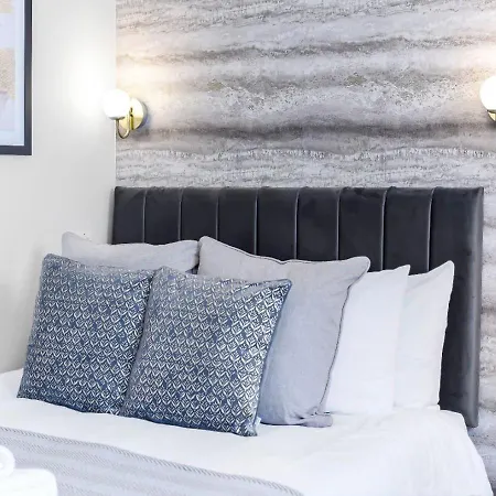 Apartment Charm: Stylish & Comfy 2br Flat In *