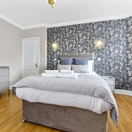 Charm: Stylish & Comfy 2br Flat In