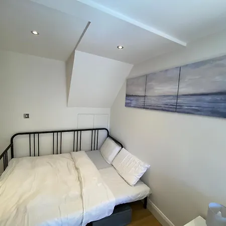 Lovely One Bedroom Garden Flat In Hendon