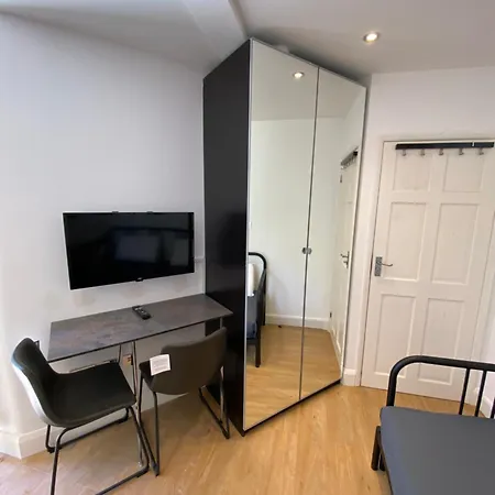 Lovely One Bedroom Garden Flat In Hendon