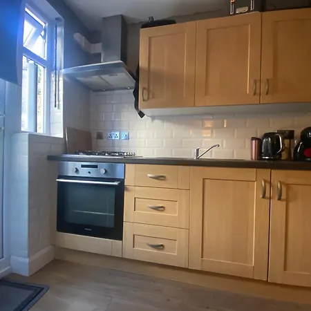 Lovely One Bedroom Garden Flat In Hendon Apartment