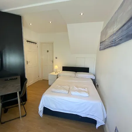 Lovely One Bedroom Garden Flat In Hendon Apartment
