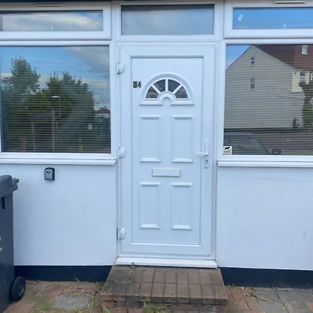 Lovely One Bedroom Garden Flat In Hendon Apartment
