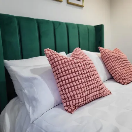 20 Mins To Central London, Stylish Sky Views 2 Bed Apartment *
