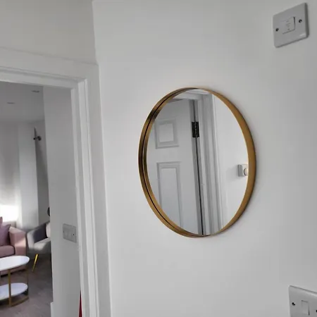 Apartment 20 Mins To Central London, Stylish Sky Views 2 Bed
