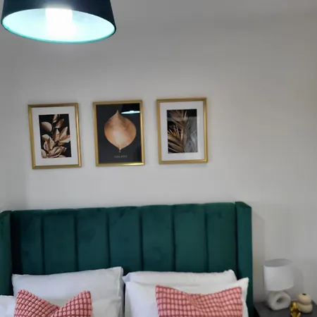 20 Mins To Central London, Stylish Sky Views 2 Bed Apartment