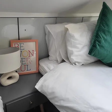 Apartment 20 Mins To Central London, Stylish Sky Views 2 Bed