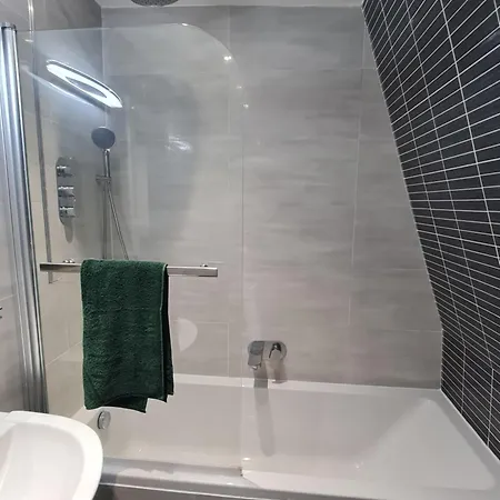 20 Mins To Central London, Stylish Sky Views 2 Bed London
