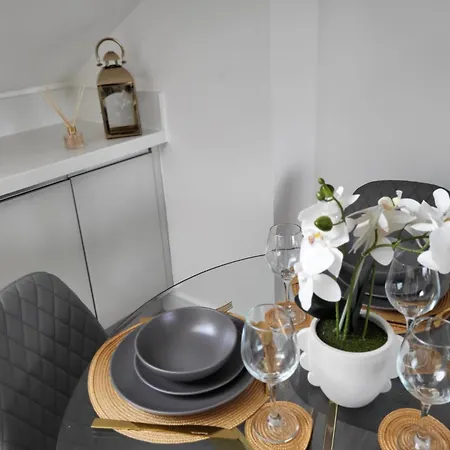 20 Mins To Central London, Stylish Sky Views 2 Bed * London