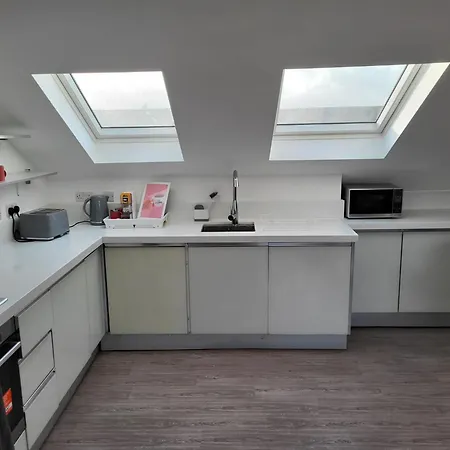 Apartment 20 Mins To Central London, Stylish Sky Views 2 Bed *
