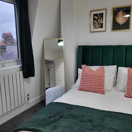 20 Mins To Central London, Stylish Sky Views 2 Bed * London
