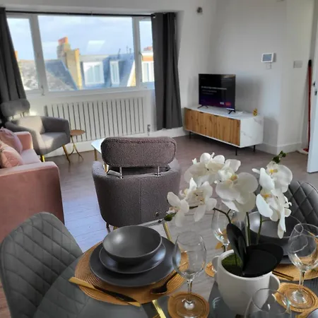 20 Mins To Central London, Stylish Sky Views 2 Bed Apartment *