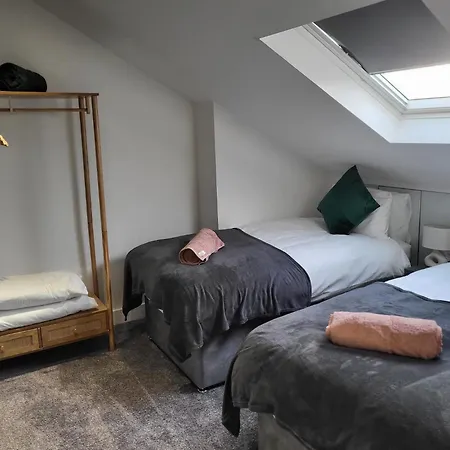 20 Mins To Central London, Stylish Sky Views 2 Bed London