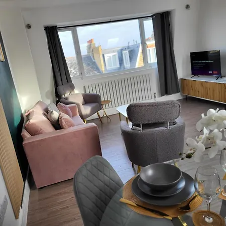 20 Mins To Central London, Stylish Sky Views 2 Bed Apartment London