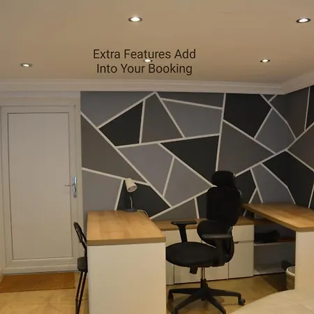Cozy, Modern, Spacious 4 Bedroom House In London Holiday home *