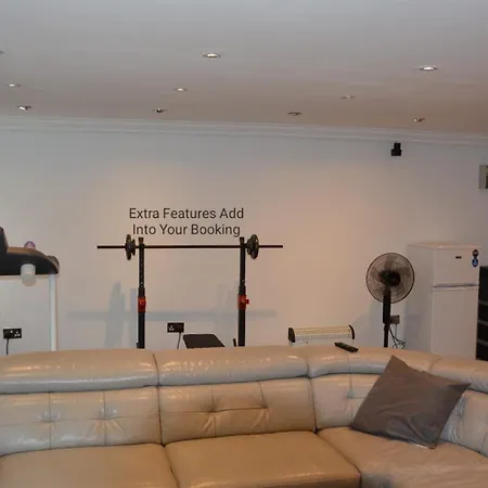 Cozy, Modern, Spacious 4 Bedroom House In London Holiday home