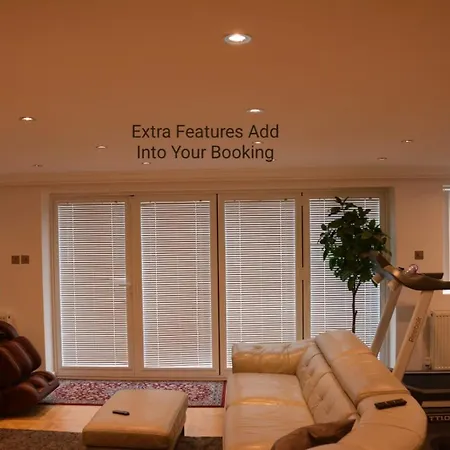 Cozy, Modern, Spacious 4 Bedroom House In London *